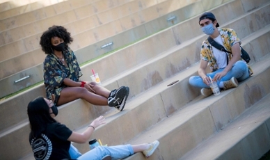 Students with masks- Photo by Erik Jepsen/UC San Diego Communications